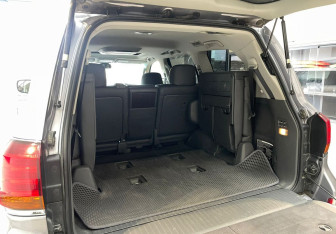 Подержанный автомобиль Lexus LX 2008 года (10 фото)