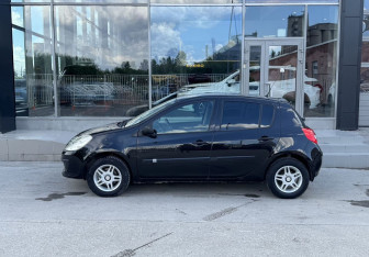 Подержанный автомобиль Renault Clio Hatchback 2007 года (3 фото)