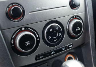 Подержанный автомобиль Mazda 3 Sedan 2006 года (15 фото)