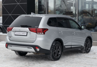 Подержанный автомобиль Mitsubishi Outlander 2019 года (5 фото)