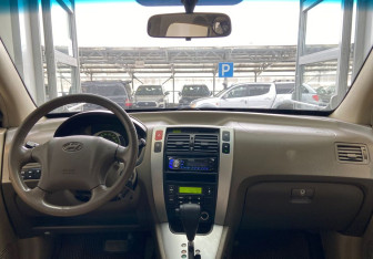 Подержанный автомобиль Hyundai Tucson 2006 года (11 фото)