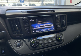 Подержанный автомобиль Toyota RAV4 2017 года (13 фото)