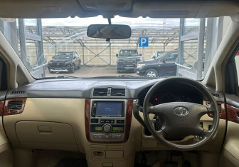 Подержанный автомобиль Toyota Ipsum 2002 года (18 фото)