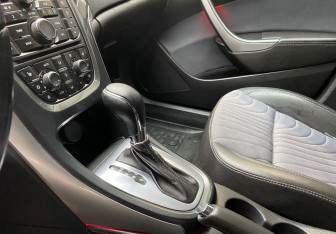 Подержанный автомобиль Opel Astra Sedan 2014 года (12 фото)