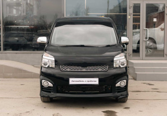 Подержанный автомобиль Toyota Voxy Minivan 2011 года (2 фото)