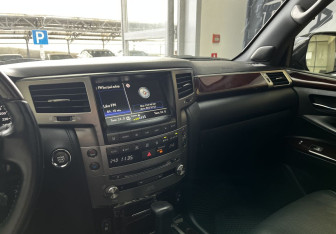 Подержанный автомобиль Lexus LX 2014 года (10 фото)