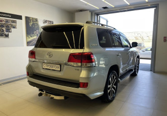 Подержанный автомобиль Toyota Land Cruiser Suv 2018 года (4 фото)