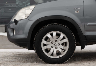 Подержанный автомобиль Honda CR-V 2005 года (9 фото)