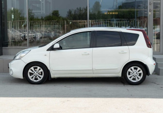 Подержанный автомобиль Nissan Note 2012 года (8 фото)