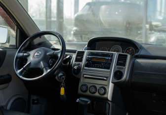 Подержанный автомобиль Nissan X-Trail 2004 года (10 фото)