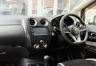 Подержанный автомобиль Nissan Note 2018 года (10 фото)