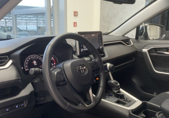 Подержанный автомобиль Toyota RAV4 2020 года (11 фото)