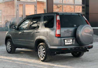 Подержанный автомобиль Honda CR-V 2005 года (7 фото)