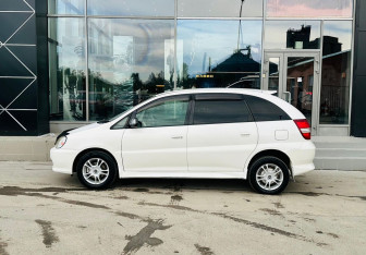 Подержанный автомобиль Toyota Nadia 2001 года (8 фото)