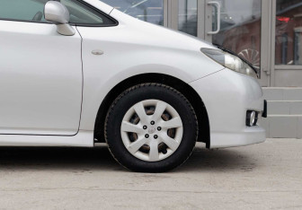 Подержанный автомобиль Toyota Wish Minivan 2011 года (9 фото)