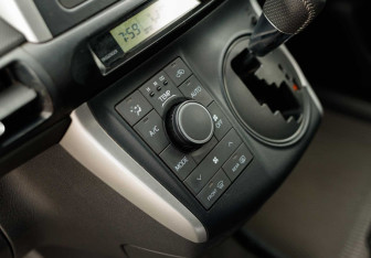 Подержанный автомобиль Toyota Wish Minivan 2011 года (14 фото)