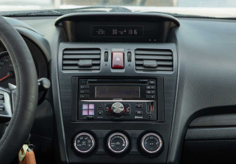 Подержанный автомобиль Subaru XV 2012 года (13 фото)