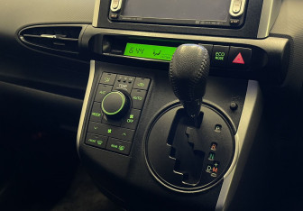 Подержанный автомобиль Toyota Wish Minivan 2011 года (12 фото)