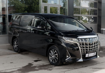 Подержанный автомобиль Toyota Alphard 2018 года (3 фото)