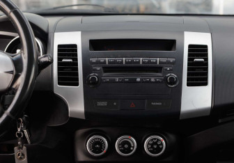 Подержанный автомобиль Mitsubishi Outlander 2007 года (14 фото)