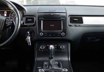 Подержанный автомобиль Volkswagen Touareg 2012 года (14 фото)