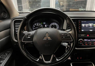 Подержанный автомобиль Mitsubishi Outlander 2017 года (13 фото)