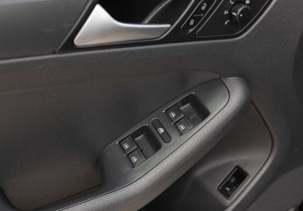 Подержанный автомобиль Volkswagen Jetta Sedan 2014 года (15 фото)