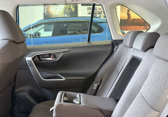 Подержанный автомобиль Toyota RAV4 2021 года (15 фото)