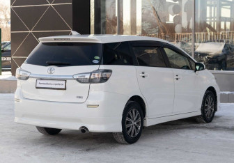Подержанный автомобиль Toyota Wish Minivan 2013 года (5 фото)