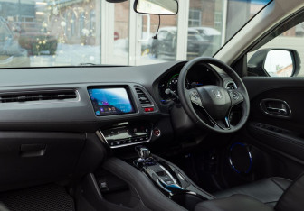 Подержанный автомобиль Honda Vezel 2013 года (10 фото)