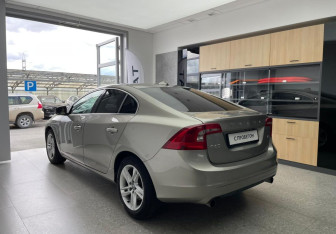 Подержанный автомобиль Volvo S60 2015 года (7 фото)