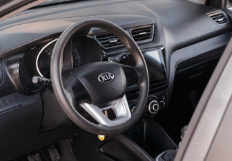 Подержанный автомобиль Kia Rio Hatchback 2013 года (11 фото)