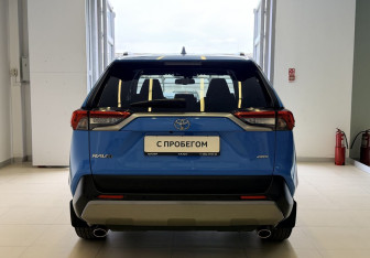 Подержанный автомобиль Toyota RAV4 2021 года (5 фото)
