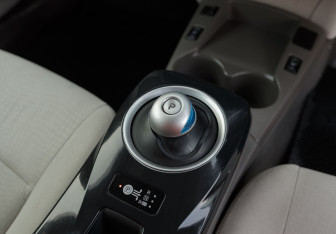 Подержанный автомобиль Nissan Leaf 2011 года (16 фото)