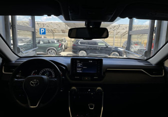Подержанный автомобиль Toyota RAV4 2021 года (9 фото)