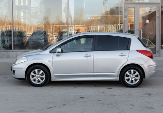 Подержанный автомобиль Nissan Tiida Hatchback 2010 года (8 фото)