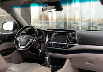 Подержанный автомобиль Toyota Highlander 2018 года (10 фото)
