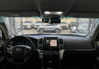 Подержанный автомобиль Toyota Land Cruiser Suv 2012 года (9 фото)