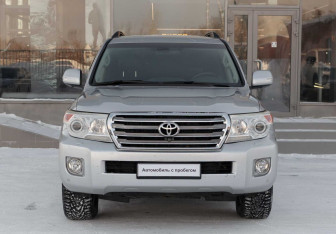 Подержанный автомобиль Toyota Land Cruiser Suv 2013 года (2 фото)