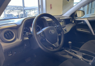 Подержанный автомобиль Toyota RAV4 2017 года (7 фото)