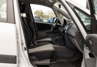 Подержанный автомобиль Suzuki SX4 Sedan 2013 года (19 фото)