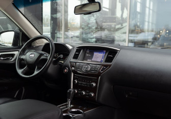 Подержанный автомобиль Nissan Pathfinder 2015 года (10 фото)