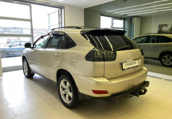 Подержанный автомобиль Lexus RX 2004 года (6 фото)