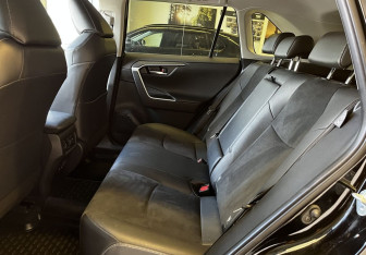 Подержанный автомобиль Toyota RAV4 2021 года (14 фото)