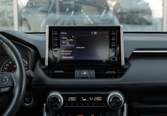 Подержанный автомобиль Toyota RAV4 2020 года (14 фото)