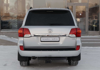 Подержанный автомобиль Toyota Land Cruiser Suv 2013 года (6 фото)