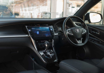 Подержанный автомобиль Toyota Harrier 2019 года (10 фото)