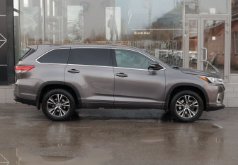 Подержанный автомобиль Toyota Highlander 2018 года (4 фото)