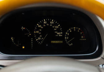 Подержанный автомобиль Lexus RX 2002 года (12 фото)