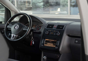 Подержанный автомобиль Volkswagen Touran 2011 года (10 фото)